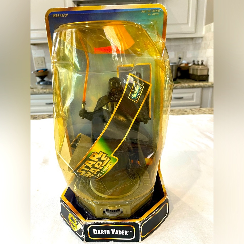 Star Wars new inbox. Darth Vader. Vintage. Rotates.  Box is a‎ little damaged.